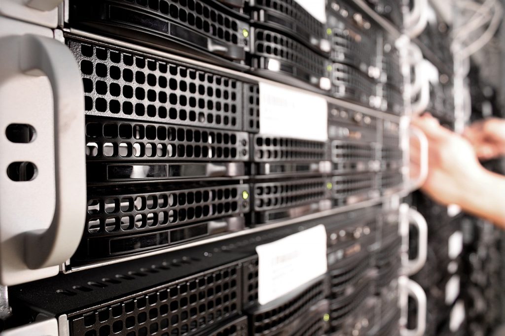 Quickly change DNS Server using DNS Jumper! 6 server-1235959_1280